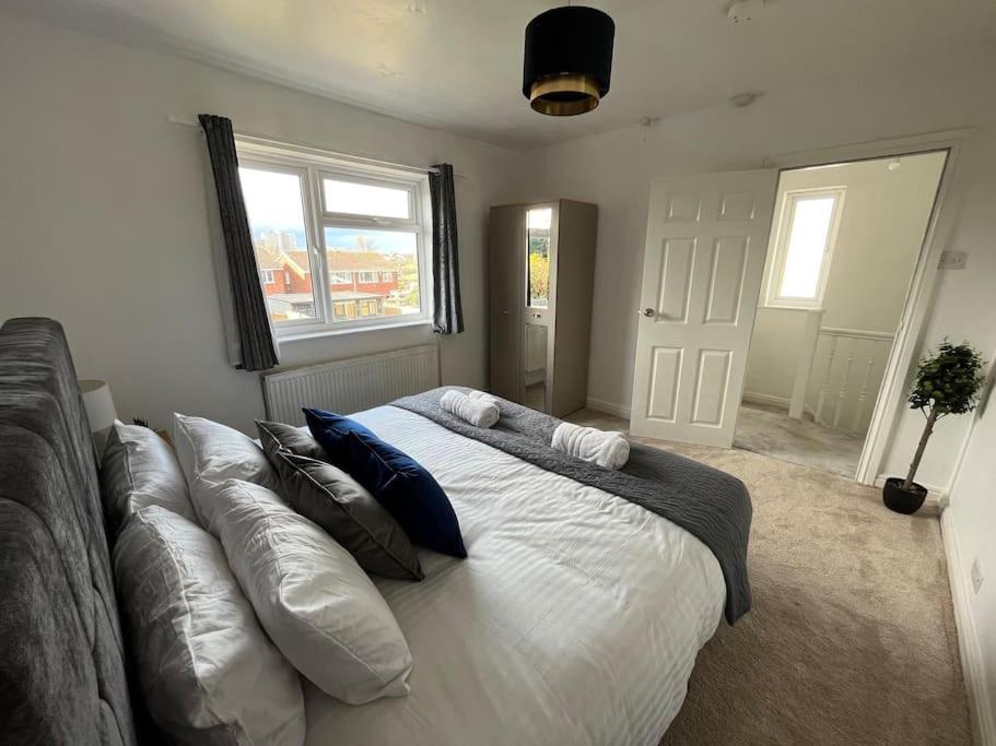 Modern 4-Bed House With Garden & Parking Villa Coventry Eksteriør billede