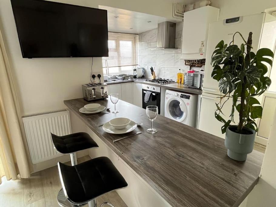 Modern 4-Bed House With Garden & Parking Villa Coventry Eksteriør billede