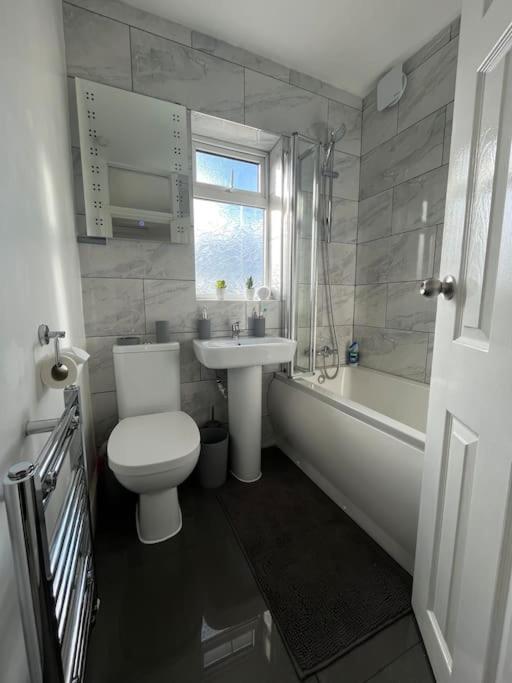 Modern 4-Bed House With Garden & Parking Villa Coventry Eksteriør billede
